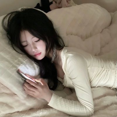 穿条纹衣的男孩